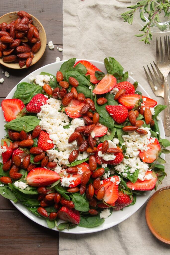 spinach salad with strawberries and candied almonds