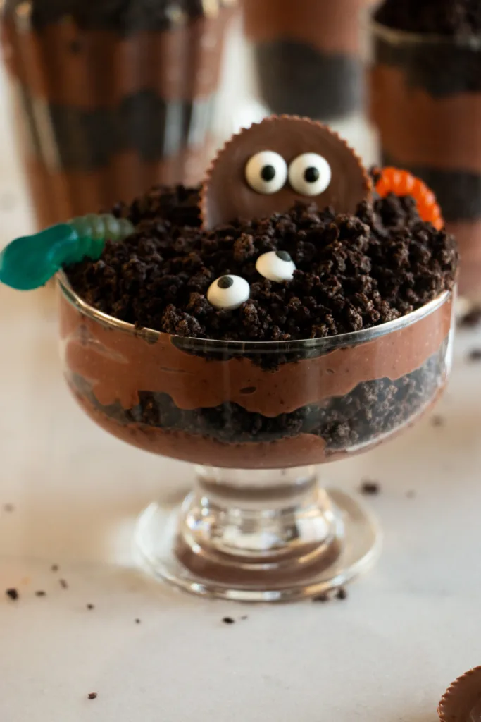 Oreo dirt cup with gummy worms 