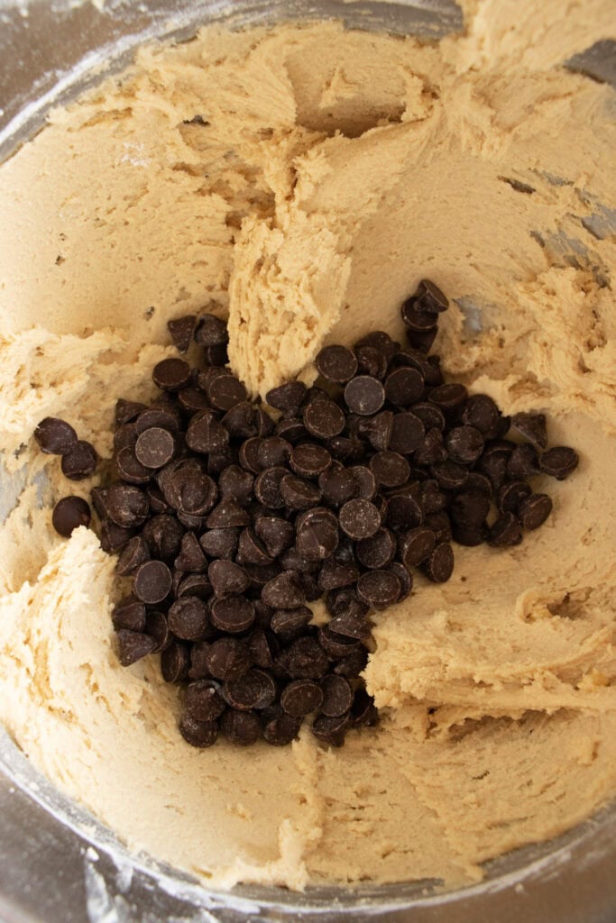 One Bowl Easy Thin and Chewy Chocolate Chip Cookies