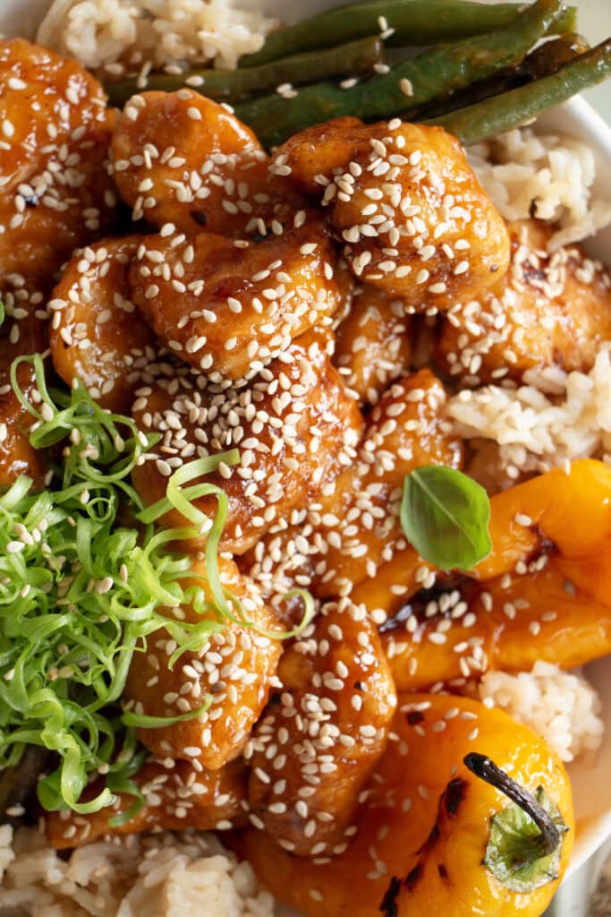 crispy honey sesame chicken with sesame seeds 