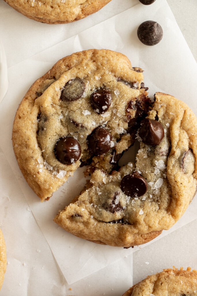 One Bowl Easy Thin and Chewy Chocolate Chip Cookies