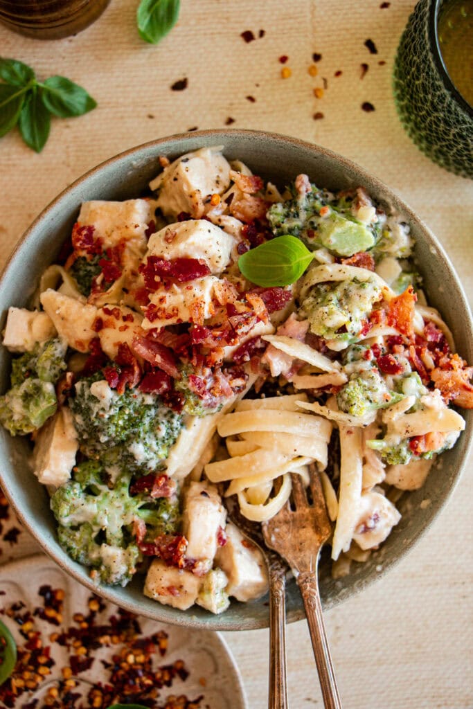 how to make fettuccine alfredo with chicken and broccoli