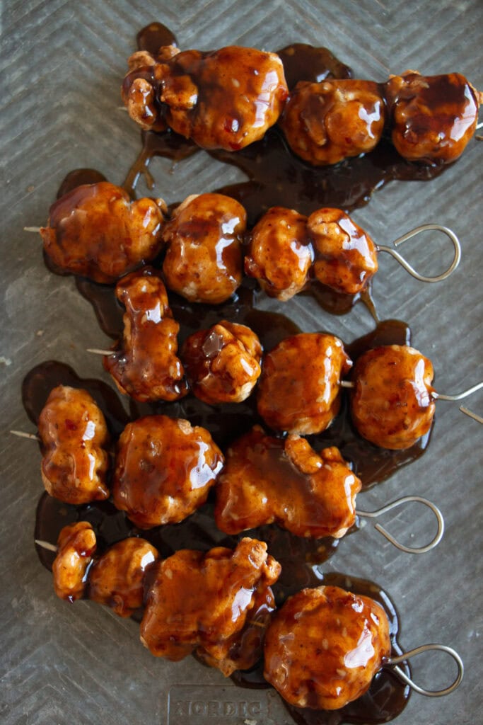 General Tsos chicken skewers with sauce 