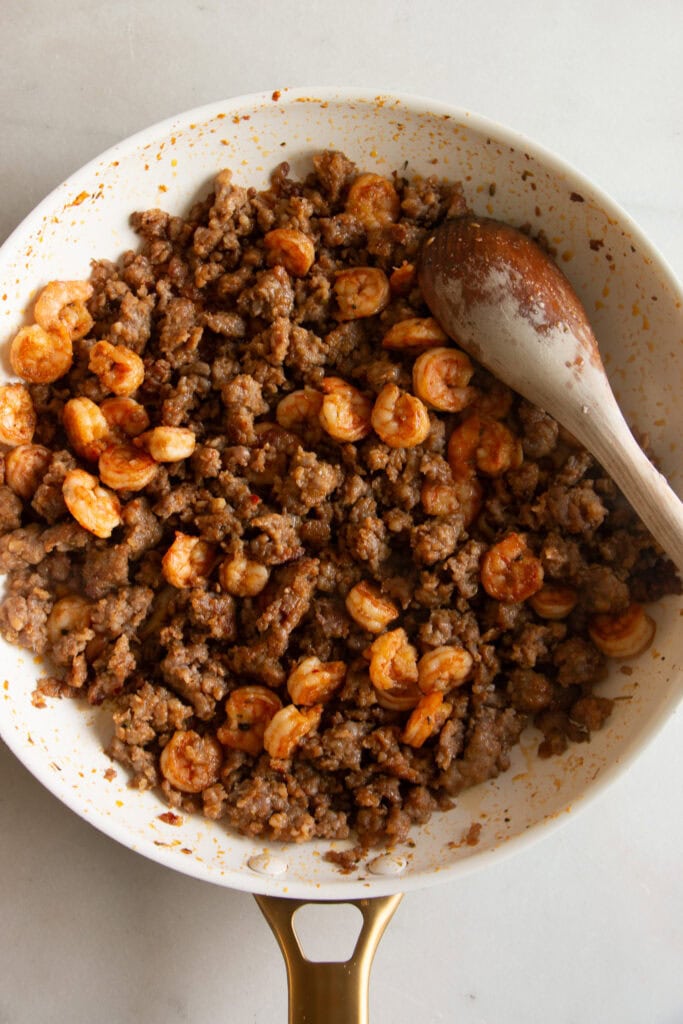 Pan with sautéed shrimp and Italian sausage 