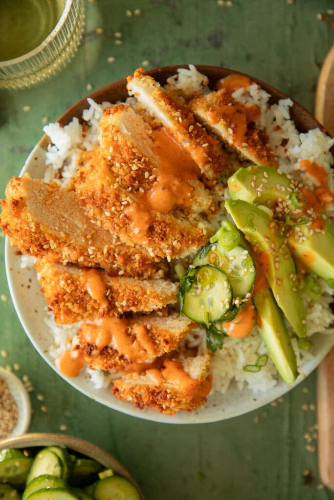 Steamed rice topped with sliced of katsu chicken with sriracha aioli 