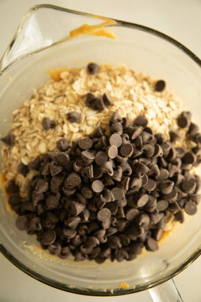 Oats and chocolate in the cookie dough
