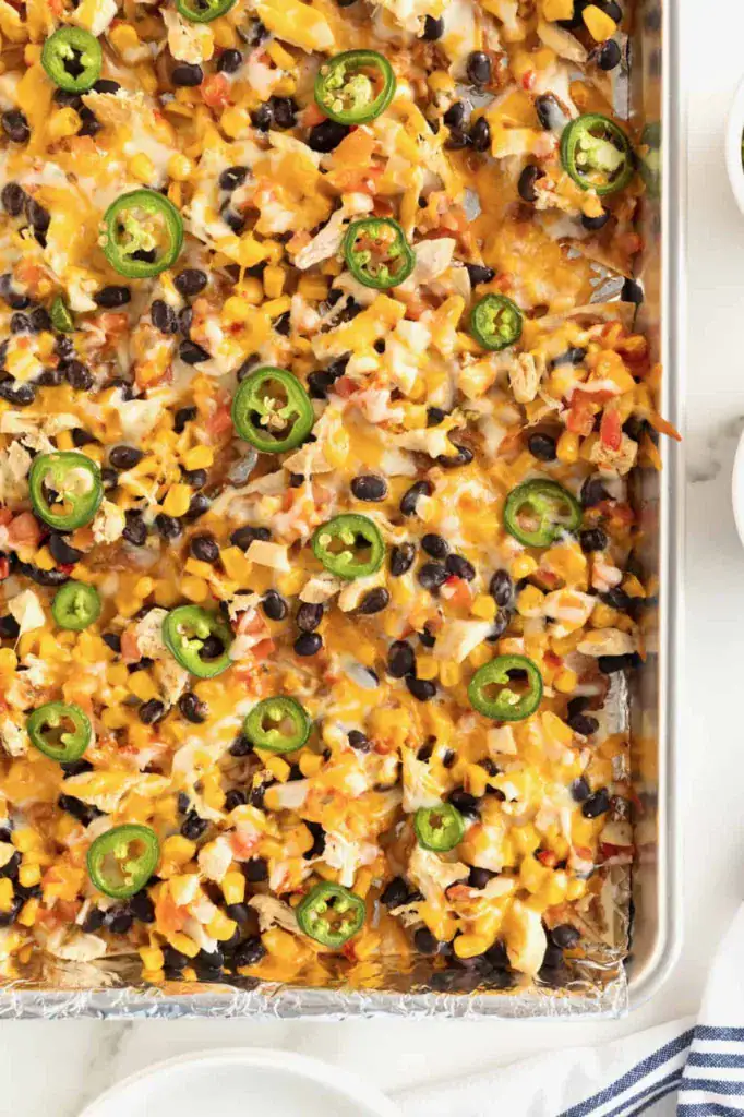 sheet pan chicken nachos with beans